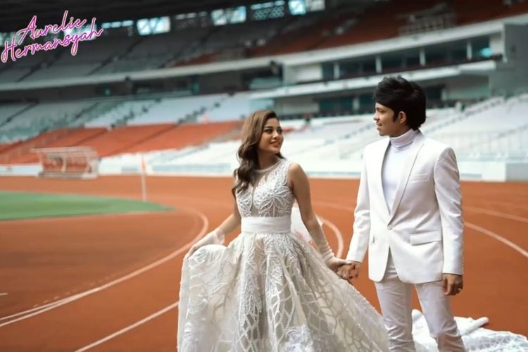 Atta dan Aurel menjalani foto prewedding di GBK Senayan, Jakarta. 