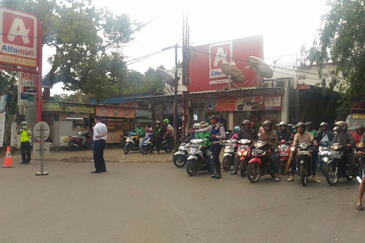 Rekayasa lalu lintas satu arah di Simpang Duren, Ciputat, Tangsel, Senin (26/3/2018).