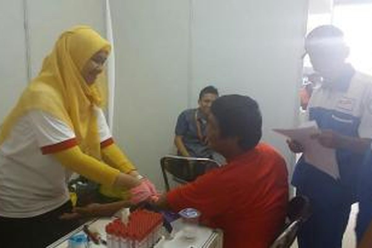 Salah seorang warga sedang melakukan pemeriksaan tes HIV di terminal penumpang, Pelabuhan Tanjung Priok, Jakarta Utara pada Kamis (3/12/2015).