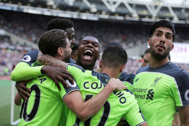 Para pemain Liverpool merayakan gol Philippe Coutinho ke gawang West Ham United pada partai Premier League di Stadion London, Minggu (14/5/2017).