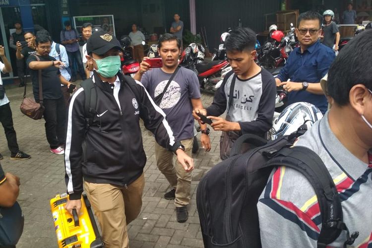 Kantor dinas Perhubungan Kepri yang berada di Jl Raja Haji Fisabilillah Kilometer V atas, Tanjungpinang juga dilakukan penggeledahan oleh KPK, Selasa (23/7/2019).