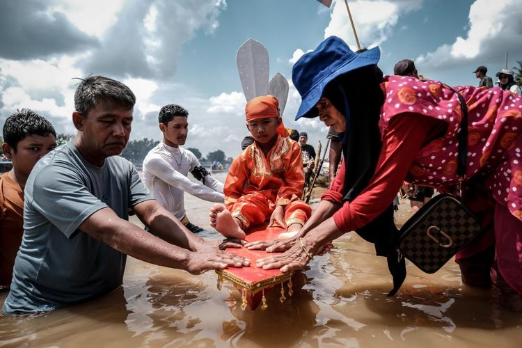 Lebih dari sekedar perlombaan perahu, pacu jalur memiliki makna mendalam di balik tradisi yang telah berjalan selama ratusan tahun.