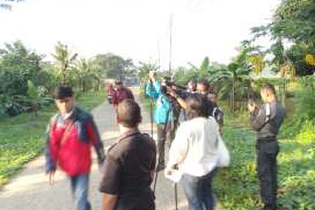 Warga komplek Cibinong Science Center Lembaga Ilmu Pengetahuan Indonesia, Cibinong, Bogor, Jawa Barat, tak mau ketinggalan menyaksikan gerhana matahari. Rabu (9/3/2016)