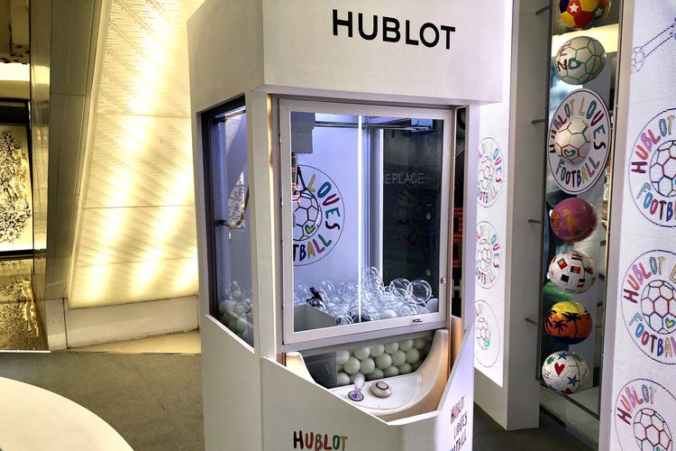 Instalasi pop up Hublot Piala Dunia 2022 di Plaza Indonesia. 