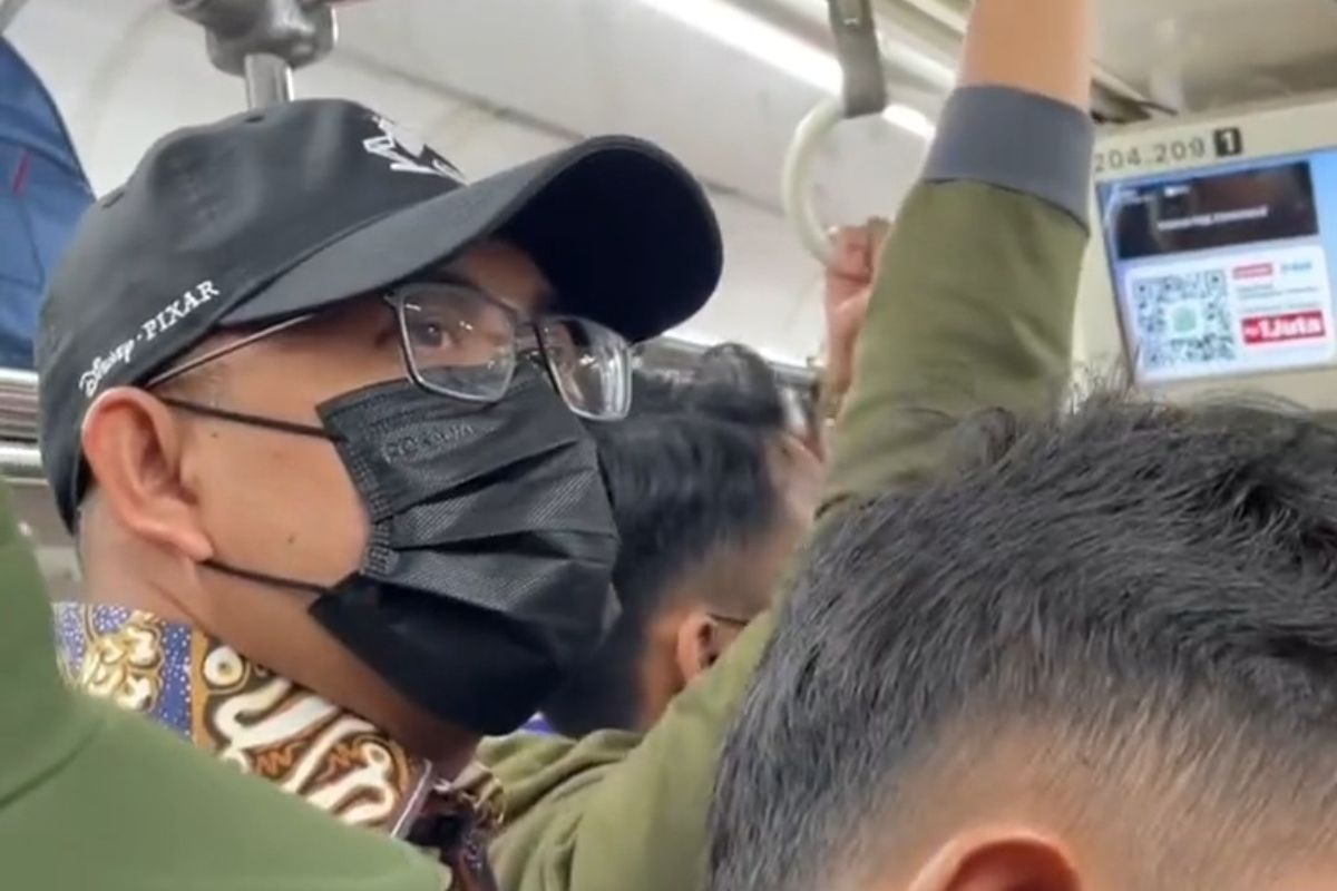 Anggota DPR RI Andre Rosiade menaiki KRL dari Stasiun Rawa Buntu menuju Stasiun Palmerah