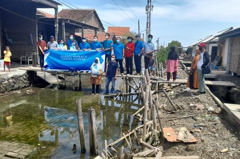 Yayasan Dana Kemanusiaan Kompas Salurkan Bantuan Sembako untuk Warga Terdampak Rob di Semarang