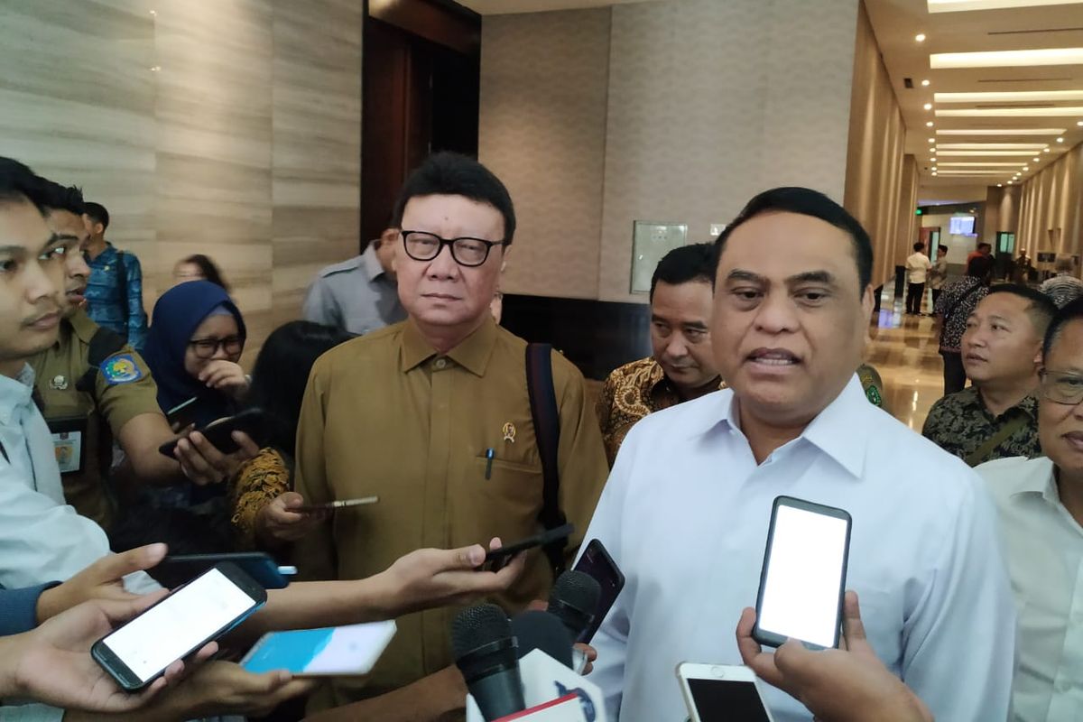 Menteri Pendayagunaan Aparatur Negara dan Reformasi Birokrasi (PANRB) Syafruddin dan Menteri Dalam Negeri Tjahjo Kumolo usai menghadiri rapat koordinasi persiapan perencanaan ASN 2019 di Hotel Bidakara, Jakarta, Selasa (30/7/2019)