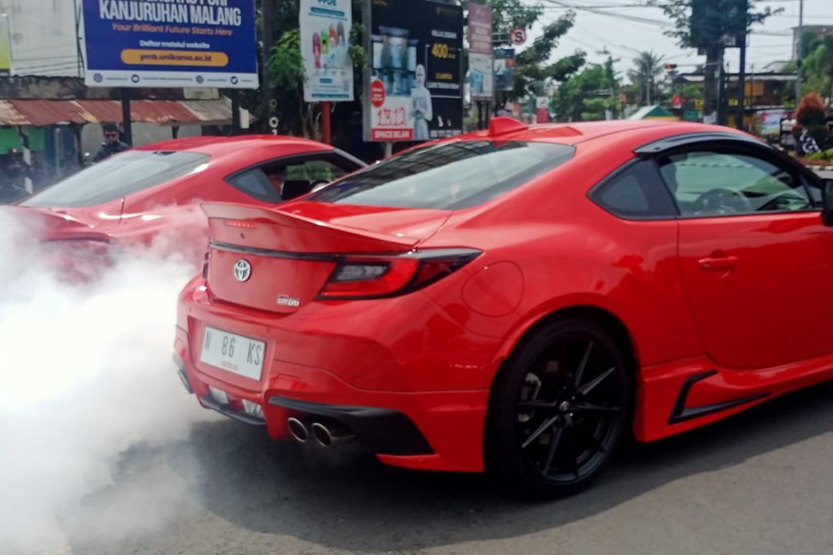 Dua mobil sport Toyota GR 86 dan GR Supra lakukan aksi burnout di Malang, Jawa Timur