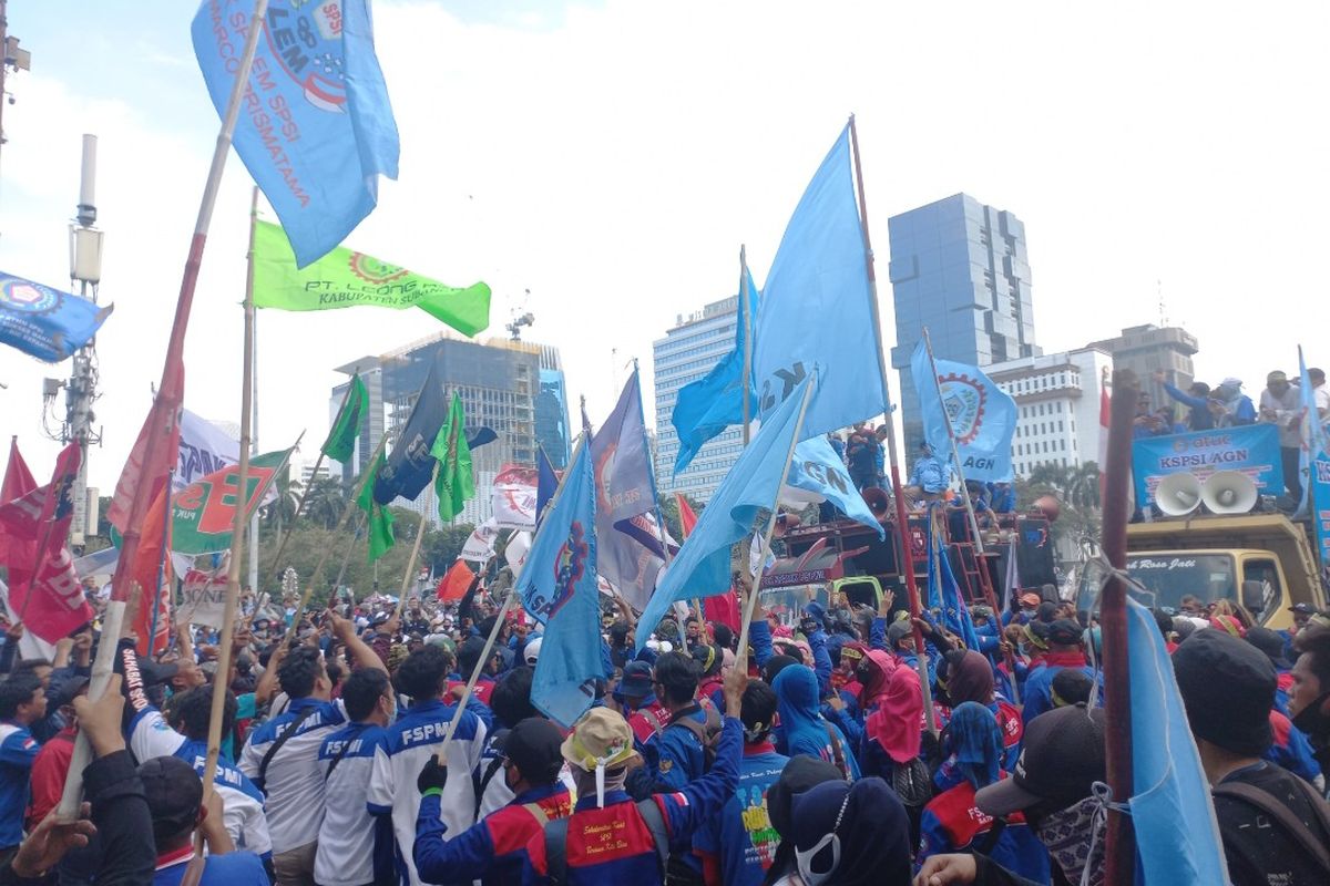 Massa buruh kembali memadati kawasan Patung Kuda Arjuna Wiwaha, Jakarta Pusat, Rabu (8/12/2021).