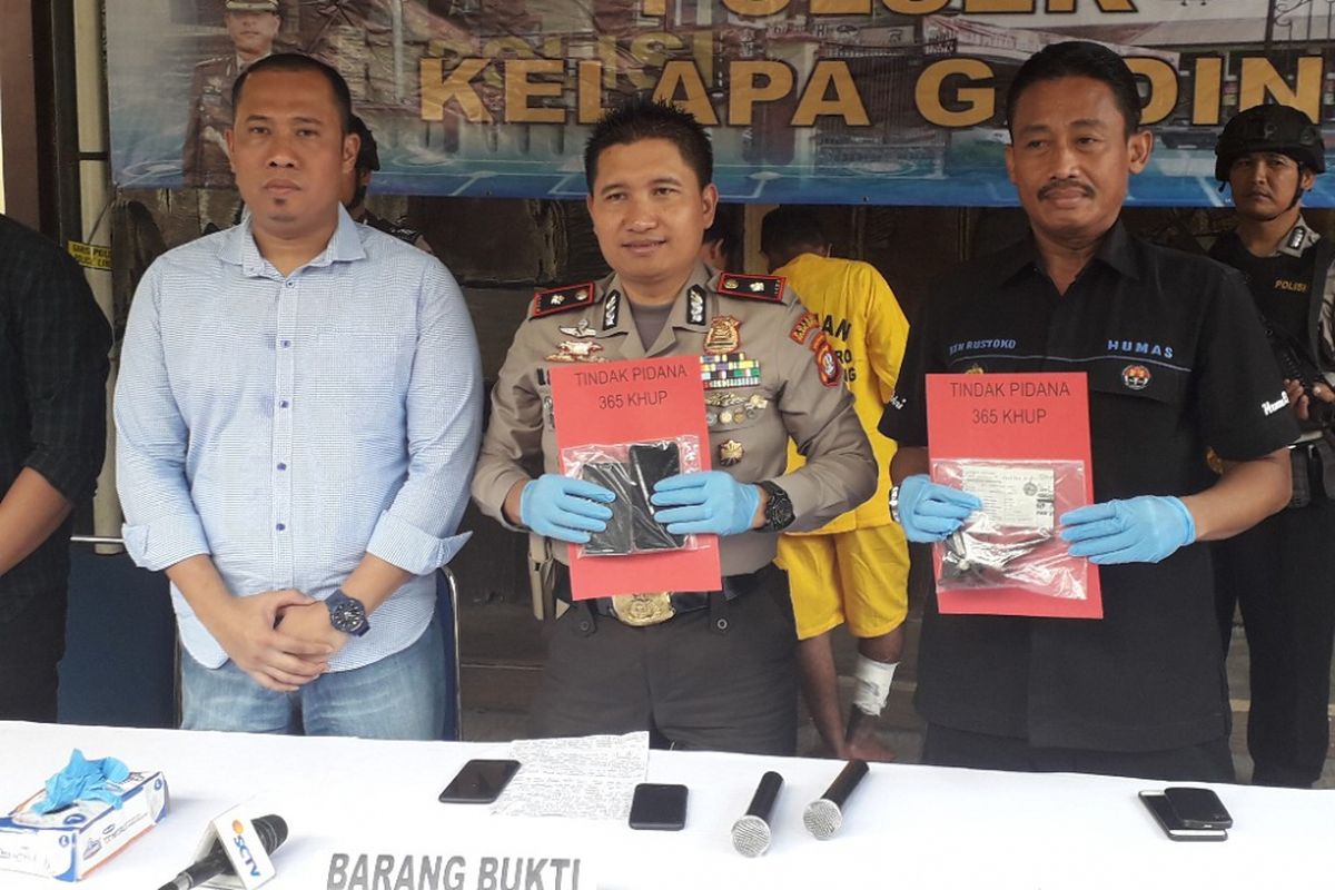 Kapolsek Kelapa Gading Kompol Martua Silitonga dalam konferensi pers di Mapolsek Kelapa Gading, Selasa (14/8/2018).