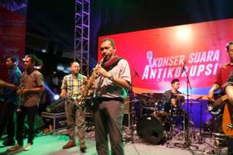 Wakil Ketua KPK Saut Situmorang saat memainkan saksofon dalam Konser Suara Antikorupsi di Plaza Festival, Jakarta Selatan, Jumat (18/11/2016).