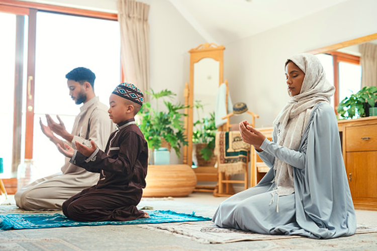 Ilustrasi beribadah dan berpuasa di bulan Ramadhan yang bagus untuk meningkatkan kesehatan mental.