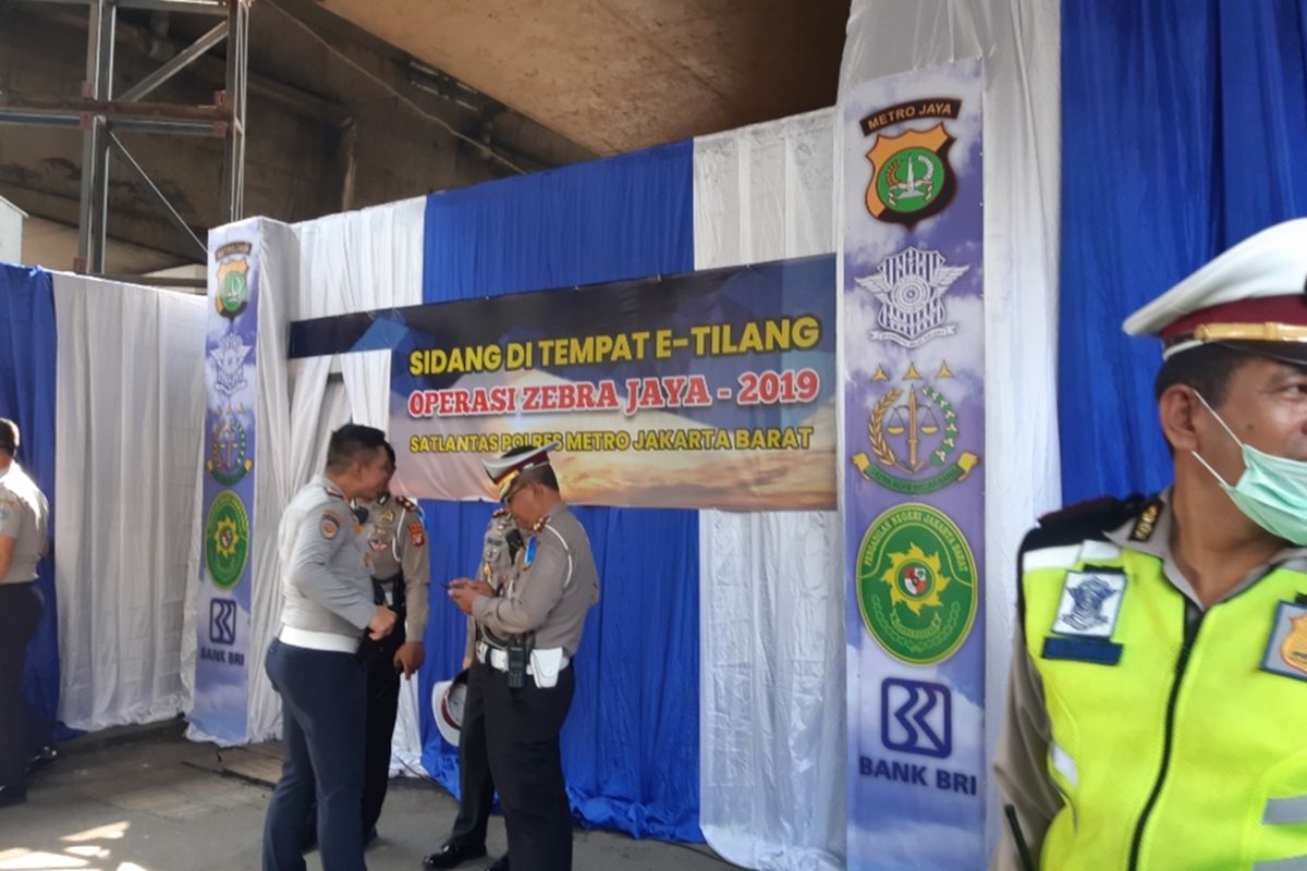 Lokasi sidang di tempat dalam pelaksanaan Operasi Zebra 2019 di kolong Flyover Tomang, Jakarta Barat, Jumat (1/11/2019)