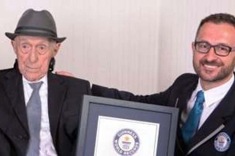 Marco Frigatti, dari Guinness World Records (kanan), menyerahkan sertifikat sebagai pria tertua di dunia kepada Yisrael Kristal di Haifa, Israel (11/3/2016).