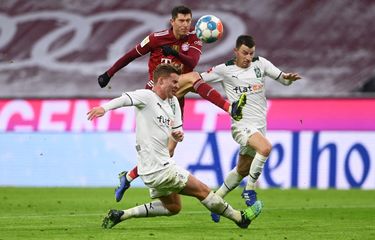 Penyerang Bayern Muenchen, Robert Lewandowski, saat beraksi dalam laga Bundesliga 2021-2022 melawan Borussia Moenchengladbach di Allianz Arena, 7 Januari 2022.