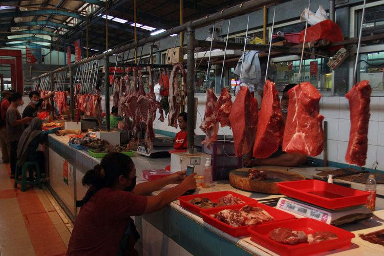 Pedagang daging sapi menunggu pembeli di kios daging Pasar Modern BSD, Serpong, Tangerang Selatan, Banten, Selasa (19/1/2021). Pedagang daging sapi di kawasan Jakarta, Depok, Tangerang dan Bekasi (Jadetabek) berencana akan melakukan mogok dagang daging sapi mulai Rabu (20/1) selama tiga hari sebagai protes kepada pemerintah karena tingginya harga daging sapi di pasar sejak awal tahun.