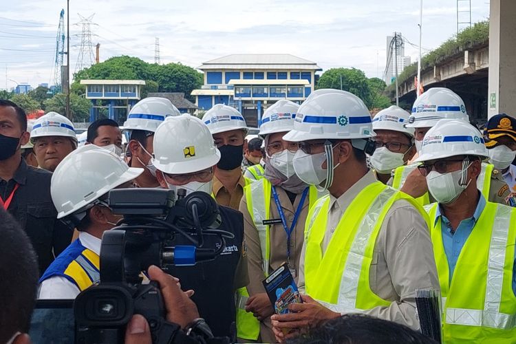 Penjabat (Pj) Gubernur DKI Jakarta Heru Budi saat meninjau proyek pembangunan Stasiun Pompa Ancol Sentiong, Jakarta Utara, Senin (24/10/2022) siang.