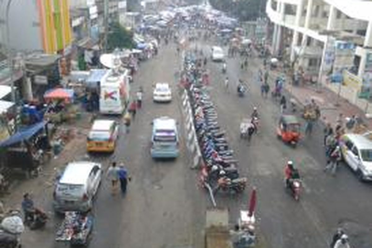Pedagang Kaki Lima di Jalan Kebon Jati, Tanah Abang, Jakarta Pusat yang kembali berjualan di jalan, Senin (22/7/2013) sore. Padahal sejak pagi hingga siang tadi, kawasan ini sudah steril baik dari PKL dan parkir liar