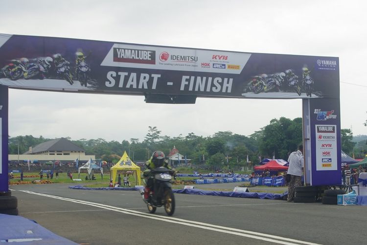 Salah satu pembalap saat melewati garis finis di Sirkuit Gokart, Boyolali, Jawa Tengah