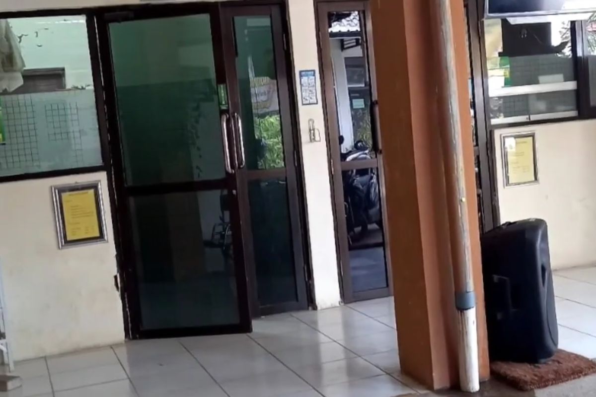 Puskesmas Saronggi tanpak kosong dan tidak ada petugas saat jam kerja, Kamis (22/9/2022). 