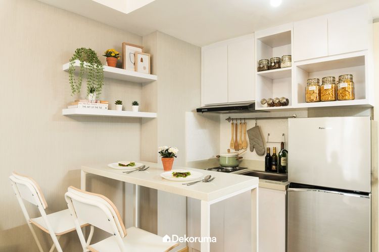 Posisi dapur paling umum di apartemen studio adalah di sudut karena bagian tengah diisi ruang keluarga atau area tidur yang juga bercampur jadi satu.

