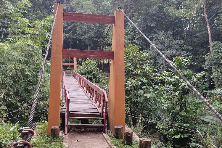 Jembatan Gantung Merah, spot foto pertama yang bisa pengunjung temui di Bukit Peramun, Belitung. Pengunjung bisa merasakan sensasi seperti di zaman dulu dengan berfoto di jembatan ini.