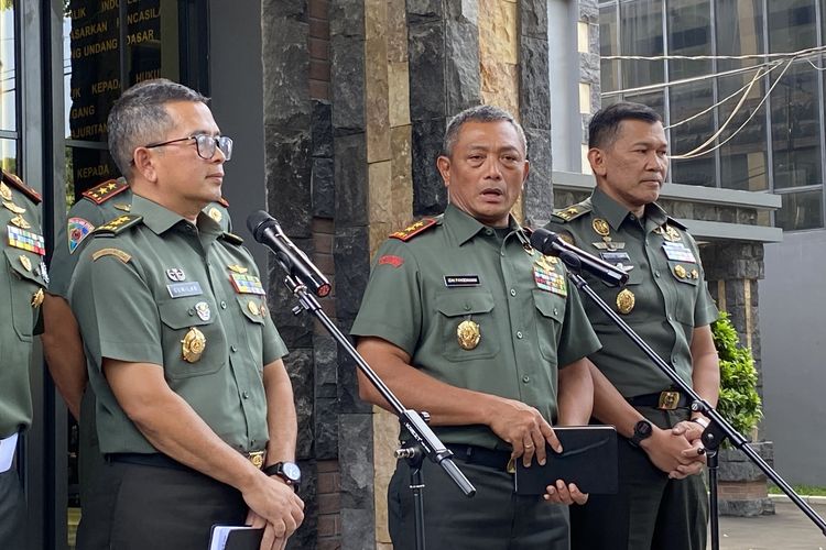 Panglima Kodam XVII/Cenderawasih Mayjen Izak Pangemanan (tengah) saat konferensi pers di Subden Denma Mabes TNI, Jakarta Pusat, Senin (25/3/2024).