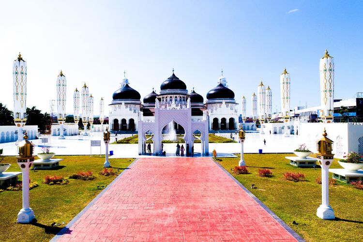 Masjid Baiturrahman Aceh yang merupakan salah satu masjid tertua karena sudah berdiri sejak 1612, desainnya dibuat menyerupai Masjid Nabawi di Madinah Arab Saudi. Masjid berkapasitas lebih dari 24.000 jemaah itu memiliki 12 payung raksasa dan pohon kurma di sekitar halaman masjid, sehingga menambah kemiripan dengan Nabawi. 