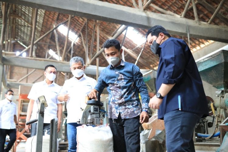 Menteri BUMN Erick Thohir dan Direktur Utama BRI Sunarso saat mengunjungi rice mill unit (RMU) CV Bintang Tani Niaga di Guwa Lor, Kabupaten Cirebon, Jawa Barat.