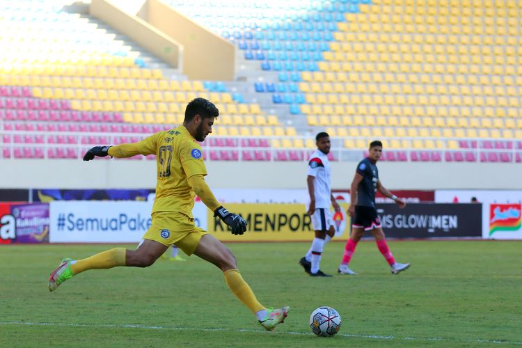 Penjaga gawang Arema FC Adilson Maringa menendang bola saat berlangsungnya pertandingan pekan ke-15 Liga 1 2022-2023 melawan Persita tangerang yang berakhir dengan skor 2-0 di Stadion Manahan Solo, Sabtu (17/12/2022) sore.