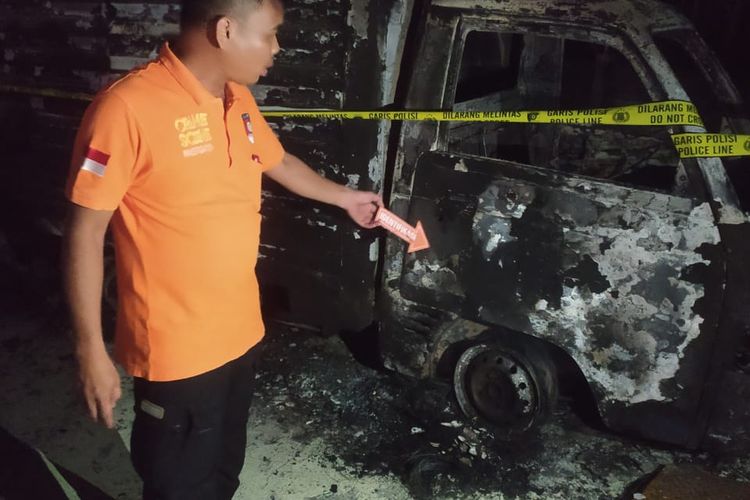 Satu unit mobil boks terbakar di rest area A Tol Medan- Tebing Tinggi, Sergai, Selasa (2/1/2024)
