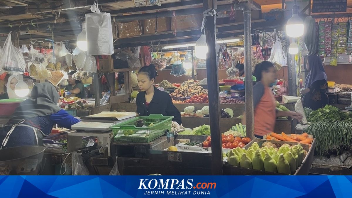 Harga Cabai dan Bawang Kompak Turun di Pasar Kopro Jakbar, Ini Penyebabnya