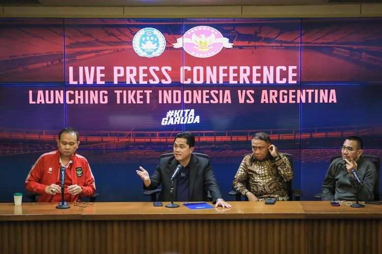 Ketua Umum PSSI Erick Thohir saat launching tiket laga timnas Indonesia vs Argentina di di Stadion Gelora Bung Karno (GBK), Jakarta, pada Senin (29/5/2023). Terkini, Erick menegaskan bahwa pertandingan di Jakarta nanti adalah timnas Indonesia melawan timnas Argentina, bukan Indonesia vs Lionel Messi all star.