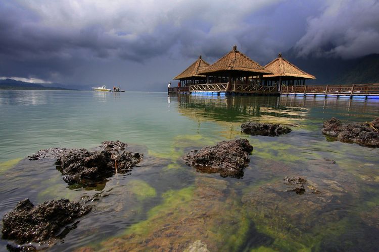 Ilustrasi floating restaurant di Danau Batur. 