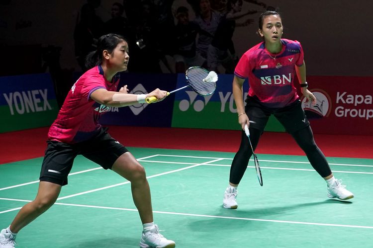 Aksi Febriana Dwipuji Kusuma/Amalia Cahaya Pratiwi ketika bertemu Lanny Tria Mayasari/Ribka Sugiarto pada babak 32 besar Indonesia Open 2023 di Istora, Senayan, Jakarta, Selasa (13/6/2023).