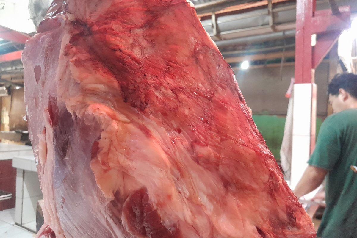 Daging sapi di Pasar Baru Karawang, Jumat (24/3/2023). Penjualan daging sapi di Pasar Baru Karawang naik tiga kali lipat menjelang Ramadhan 1444 H.