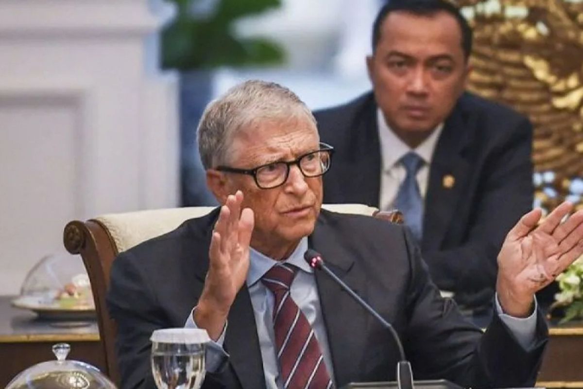 Pendiri Microsoft dan tokoh filantropi dunia Bill Gates didampingi Mensesneg Prasetyo Hadi (belakang) berbicara dalam pertemuan dengan para pengusaha di Istana Merdeka, Jakarta, Senin (5/5/2025). ANTARA FOTO/Galih Pradipta/rwa/aa. Indonesia Jadi Lokasi Uji Coba Vaksin TBC Buatan Bill Gates, Apa Dampaknya bagi Warga?