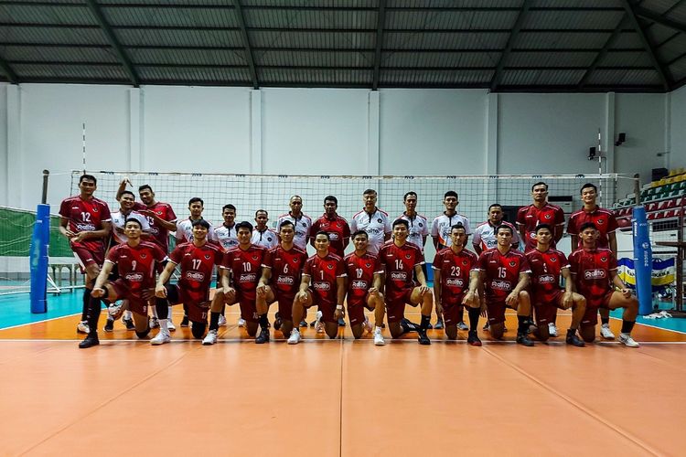 Skuad timnas voli putra Indonesia untuk AVC Challenge Cup di Taiwan, 8-15 Juli 2023. Terkini, Indonesia berhasil lolos ke perempat final usai mengalahkan Kazakhstan 3-0 pada laga babak 12 besar di Taipei Gymnasium, Rabu (12/7/2023).