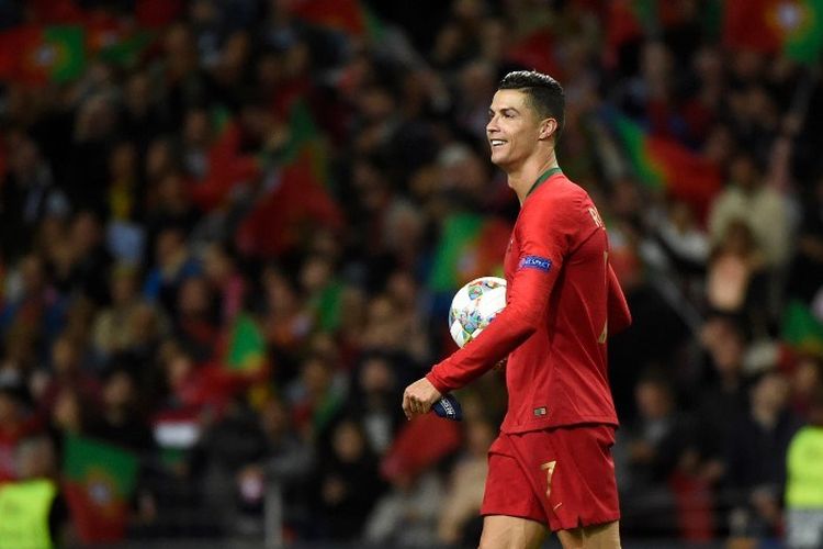 Cristiano Ronaldo membawa bola pada pertandingan Portugal vs Swiss dalam semifinal UEFA Nations League di Stadion Do Dragao, seusai dirinya mencetak hat-trick pada laga tersebut, 5 Juni 2019. 