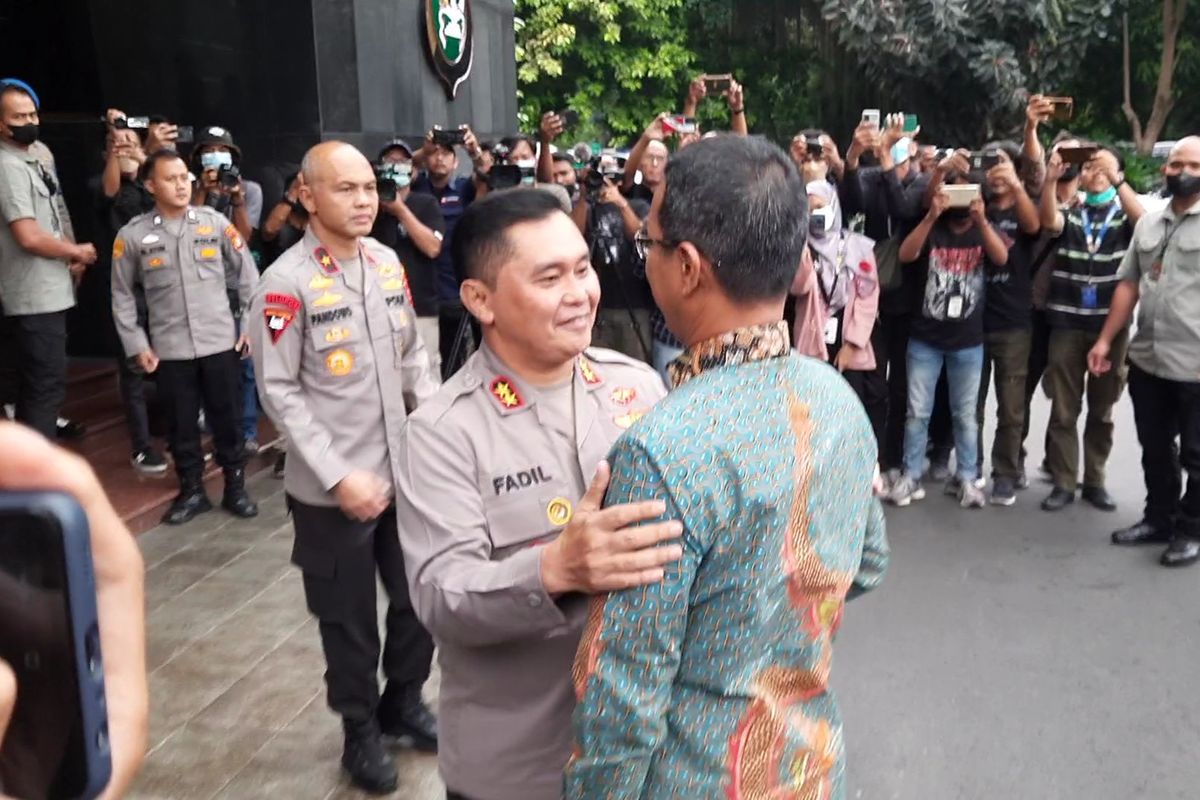 JAKARTA, KOMPAS.com - Penjabat Gubernur DKI Jakarta Heru Budi Hartono mendatangi Markas Kepolisian Daerah Metro Jaya, Kamis (20/10/2022) sore. Pantauan di lokasi, Heru tiba di Gedung Promoter Polda Metro Jaya sekitar pukul 15.10 WIB. Ia menggunakan mobil berwarna hitam dengan pelat nomor B 1505 RFZ. Heru langsung disambut Kapolda Metro Jaya Inspektur Jenderal Fadil Imran dan Wakapolda Metro Jaya Brigadir Jenderal Hendro Pandowo.