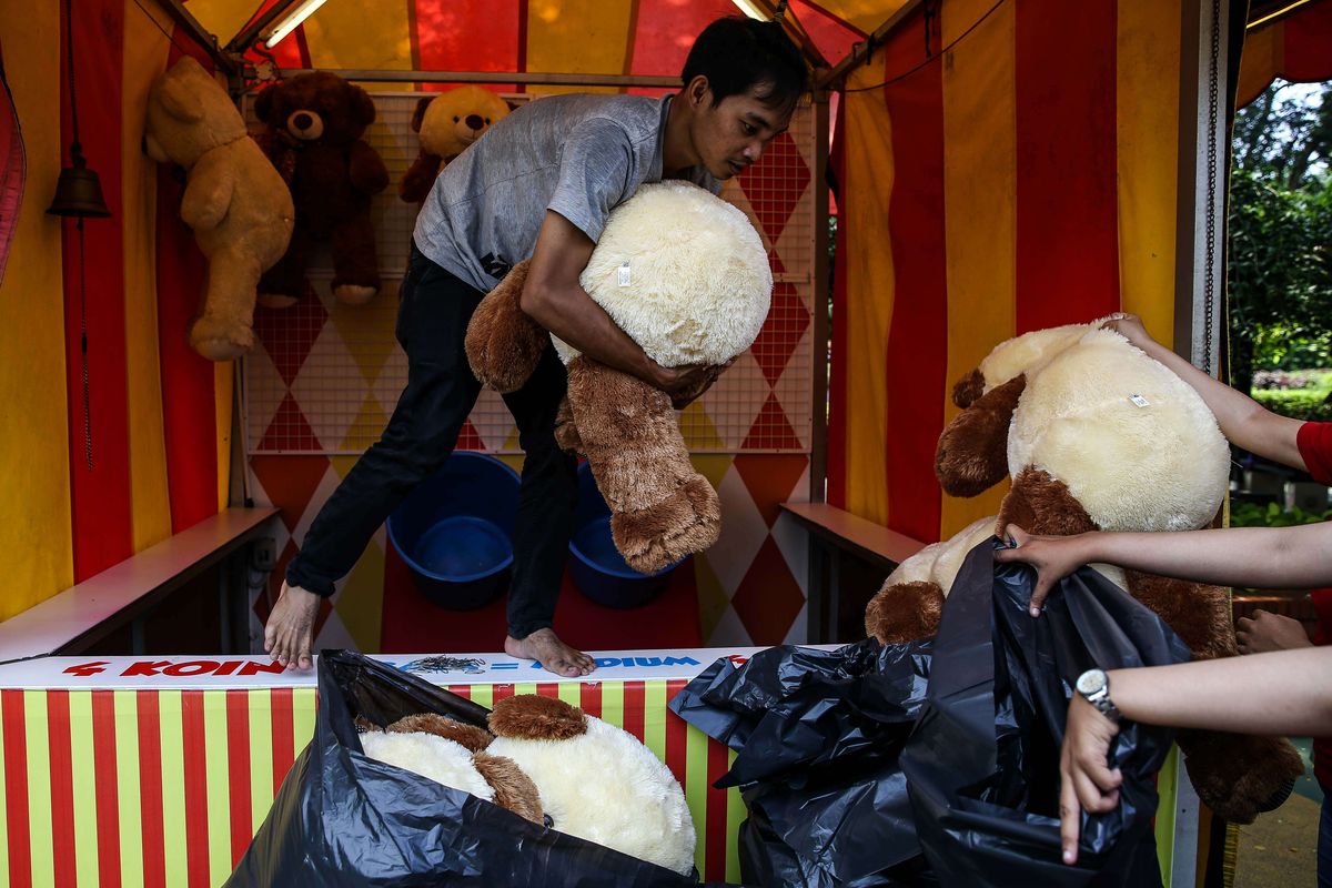 Petugas memasukkan boneka kedalam plastik di Dunia Fantasi Ancol, Jakarta Utara, Sabtu (14/3/2020). Kegiatan ini untuk meminimalisir penyebaran penyakit akibat virus Covid-19 di Ancol. Pemerintah DKI Jakarta menutup semua tempat wisata di Jakarta mulai Sabtu (14/3/2020). Penutupan ini dilakukan selama dua pekan ke depan dalam rangka pencegahan penyebaran virus corona.