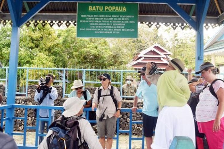 Wisatawan mancanegara sedang melihat situs batu pelantikan Sultan di Benteng Keraton Kesultanan Buton, Sulawesi Tenggara, Jumat (14/10/2016).   