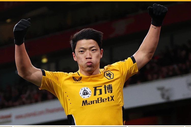 Pemain Wolves, Hee-chan Hwang, melakukan selebrasi setelah mencetak gol ke gawang Arsenal dalam pertandingan Premier League di Stadion Emirates, 24 Februari 2022.