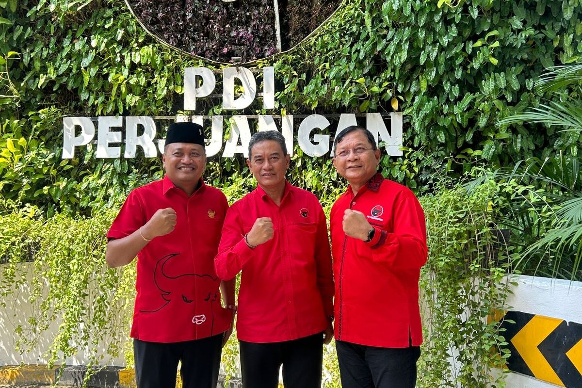 I Nyoman Sutjidra (kanan) dan Gede Supriatna (tengah), politikus yang diusung PDI-Perjuangan di Pilkada Buleleng 2024.