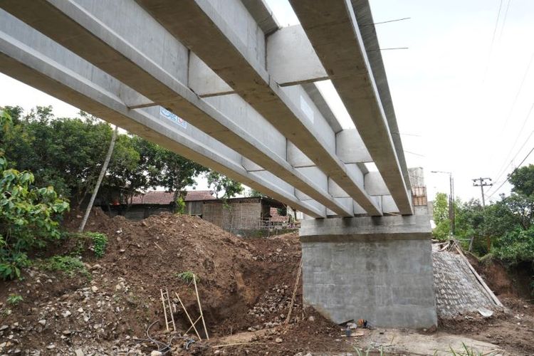 Pembangunan Jembatan Ngadi di Kecamatan Mojo, Kabupaten Kediri, kini telah mencapai 66,8 persen. 

