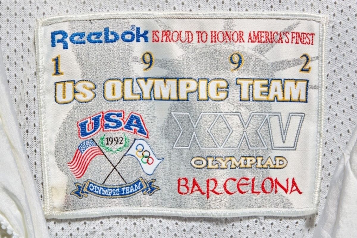 Jaket dengan logo Reebok yang pernah dipakai oleh Michael Jordan bersama Dream Team saat Olimpiade Barcelona 1992 dilelang oleh Sotheby's.