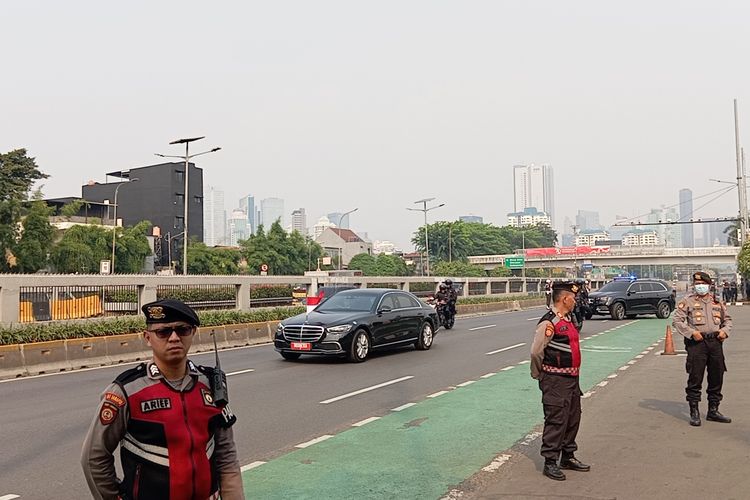 Mobil Presiden Jokowi, Mercedes-Benz S680 Guard, meninggalkan Gedung DPR MPR, Jakarta Pusat, Jumat (16/8/2024)