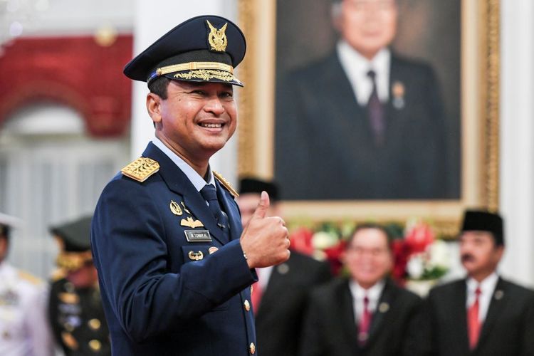 Marsekal Madya TNI Mohamad Tonny Harjono bersiap dilantik menjadi Kepala Staf TNI Angkatan Udara (KSAU) oleh Presiden Joko Widodo di Istana Negara, Jakarta, Jumat (5/4/2024). Presiden Joko Widodo melantik Mohamad Tonny Harjono menjadi KSAU menggantikan Marsekal Fadjar Prasetyo yang akan memasuki masa pensiun. ANTARA FOTO/Hafidz Mubarak A/foc.