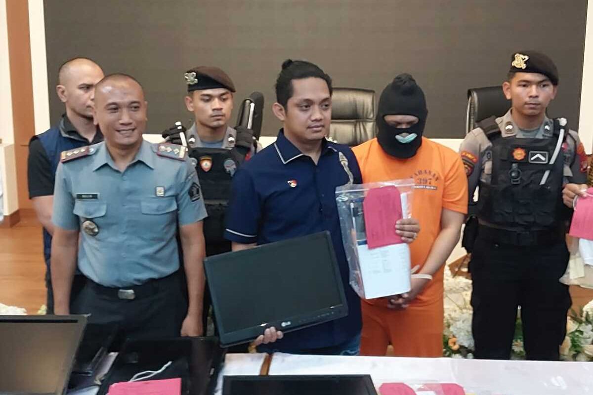 Kasat Reskrim Polresta Sleman AKP Riski Adrian saat menunjukan barang bukti yang berhasil diamankan dari kasus pungutan liar di Lapas Kelas IIB Sleman atau Lapas Cebongan. Dihadirkan pula satu orang tersangka dalam kasus ini yakni berinisial MRP.