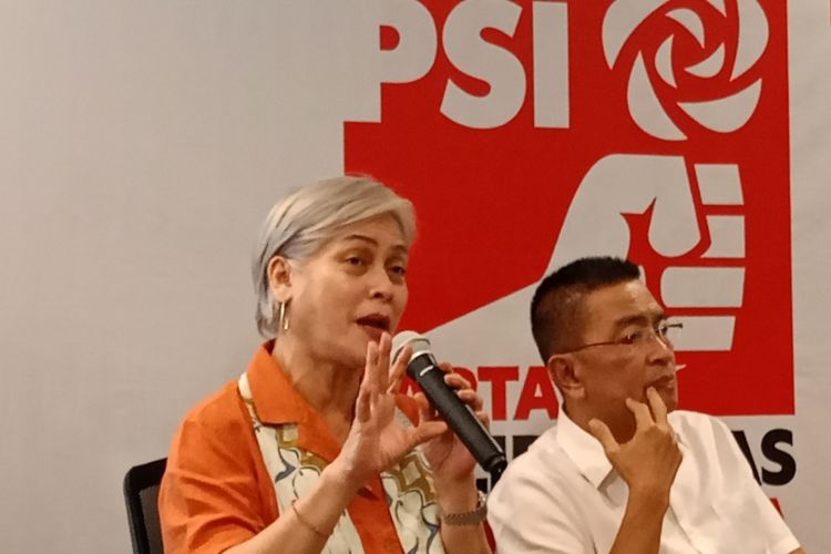 Irma Hutabarat memberi sambutan usai resmi diumumkan menjadi kader PSI bersama dengan mantan Direktur Televisi Republik Indonesia (TVRI) Helmy Yahya di Kantor DPP PSI, Jakarta Pusat, Senin (22/5/2023). 
